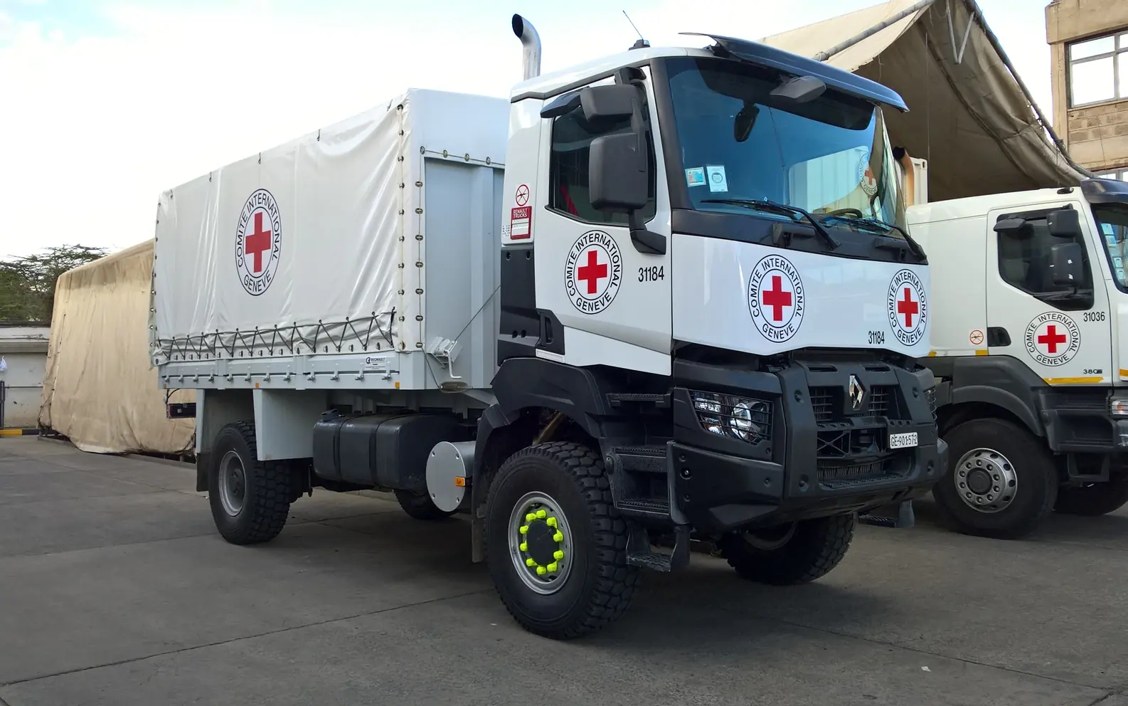Camions humanitaires du Comité international de la Croix-Rouge alignés sur une base logistique