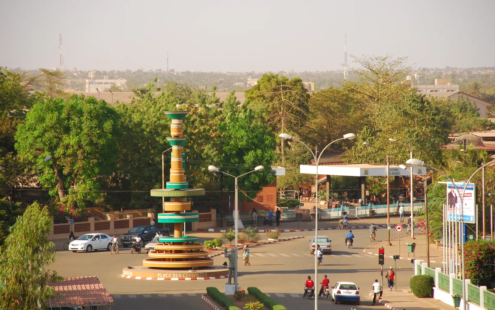 Circulation sur la place des Cinéastes à Ouagadougou, zone de couverture GPS de Flottika au Burkina Faso